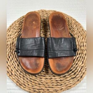 Gentle Souls Black and Brown Leather Slide Sandals. Size 8.5